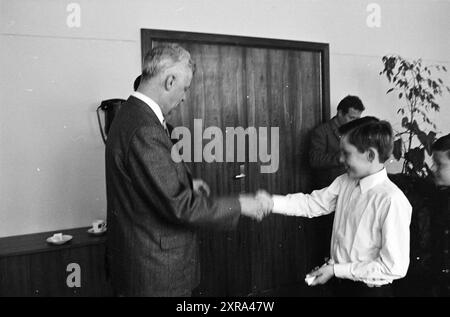 Reception 4 soccorritori, ricevimenti, 29-09-1967, Whizgle Dutch News: Immagini storiche su misura per il futuro. Esplora il passato dei Paesi Bassi con prospettive moderne attraverso le immagini delle agenzie olandesi. Colmare gli eventi di ieri con gli approfondimenti di domani. Intraprendi un viaggio senza tempo con storie che plasmano il nostro futuro. Foto Stock