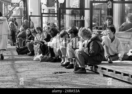 Persone sulla terrazza Brinkmann e di fronte ad essa ("bel tempo a Haarlem"), Haarlem, Grote Markt, Paesi Bassi, 18-08-1988, Whizgle Dutch News: immagini storiche su misura per il futuro. Esplora il passato dei Paesi Bassi con prospettive moderne attraverso le immagini delle agenzie olandesi. Colmare gli eventi di ieri con gli approfondimenti di domani. Intraprendi un viaggio senza tempo con storie che plasmano il nostro futuro. Foto Stock