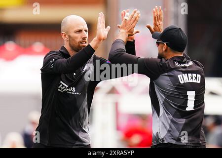 Taunton, Regno Unito, 9 agosto 2024. Jack Leach del Somerset festeggia con Andy Umeed del Somerset che prende il wicket del Rehaan Edavalath del Worcestershire durante il match di One-Day Cup della Metro Bank tra Somerset e Worcestershire. Crediti: Robbie Stephenson/Somerset Cricket/Alamy Live News Foto Stock