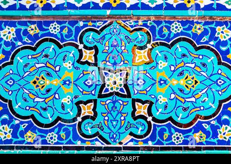 Tradizionale motivo uzbeko su piastrelle in ceramica. Frammento dell'arredamento del complesso Shahi-Zinda. Foto Stock