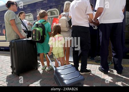 Non esclusivo: CHARKIV, UCRAINA - 8 AGOSTO 2024 - i passeggeri salgono a bordo del primo vagone ferroviario childrens lanciato dal Fondo delle Nazioni Unite Childrens Foto Stock