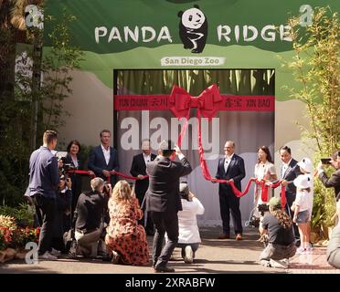 San Diego, California, Stati Uniti. 8 agosto 2024. L'ambasciatore cinese negli Stati Uniti Xie Feng (3° L, Back) e il governatore della California Gavin Newsom (2° L, Back) prendono parte alla cerimonia di apertura del Panda Ridge allo Zoo di San Diego, California, negli Stati Uniti, l'8 agosto 2024. PER ANDARE CON 'Feature: Lo Zoo di San Diego dà il benvenuto agli amati panda nel California Panda Day' credito: Zeng Hui/Xinhua/Alamy Live News Foto Stock