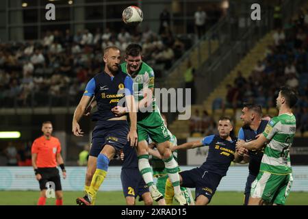 Celje, Slovenia. 8 agosto 2024. Klemen Nemanic (TOP, L) del Celje FC batte con Josh Honohan (TOP, R) degli Shamrock Rovers durante la prima partita del terzo turno di qualificazione per l'Europa League tra Celje FC e Shamrock Rovers a Celje, Slovenia, l'8 agosto 2024. Crediti: Zeljko Stevanic/Xinhua/Alamy Live News Foto Stock