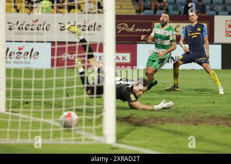 Celje, Slovenia. 8 agosto 2024. Luka Menalo (R) del Celje FC spara per un punteggio durante la prima partita del terzo turno di qualificazione per l'Europa League tra Celje FC e Shamrock Rovers a Celje, Slovenia, l'8 agosto 2024. Crediti: Zeljko Stevanic/Xinhua/Alamy Live News Foto Stock