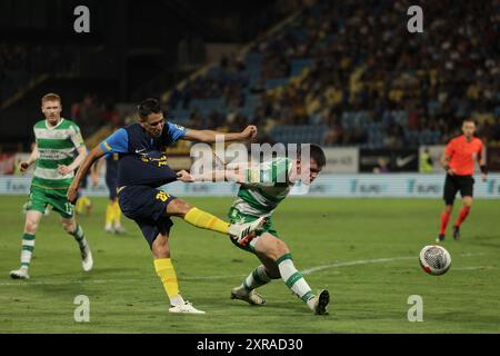 Celje, Slovenia. 8 agosto 2024. Luka Menalo (L) del Celje FC tira in porta durante la prima partita del terzo turno di qualificazione per l'Europa League tra Celje FC e Shamrock Rovers a Celje, Slovenia, l'8 agosto 2024. Crediti: Zeljko Stevanic/Xinhua/Alamy Live News Foto Stock