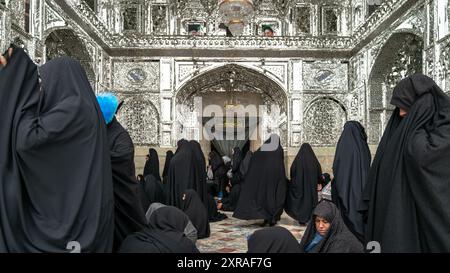 Santuario di Fatima Masumeh, Qom, Iran - 28 aprile 2019: Donne iraniane che pregano all'interno del santuario di Fatima Masumeh a Qom, considerato dai musulmani sciiti Foto Stock