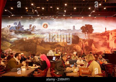 Persone sedute all'Ateneo Grand Splendid Library Cafe, Recoleta, Buenos Aires, Argentina. Foto Stock