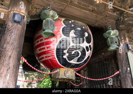 Narita, Giappone - 23 luglio 2024: Lanterna tradizionale giapponese che si trova nella porta Niomon del tempio buddista Naritasan Shinsho-ji vicino a Tokyo in Japa Foto Stock