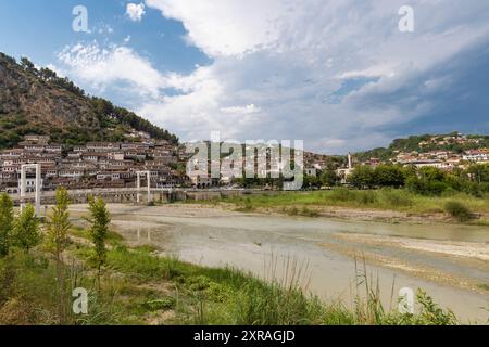 Tramonto sulla città di Berat, patrimonio dell'umanità dell'UNESCO, sul fiume Osum in Albania e conosciuta per le sue case bianche ottomane, chiamata anche la città di One Over One Windows Foto Stock