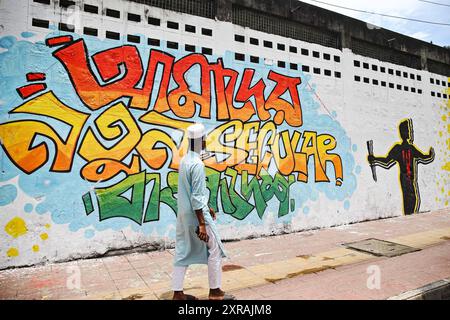 Bangladesh dopo la fuga del primo Ministro dopo che lo sceicco Hasina era fuggito dal paese, gli studenti hanno dipinto graffiti in varie strade di Dhaka, Bangladesh, il 9 agosto 2024. Dhaka Distretto di Dhaka Bangladesh Copyright: XHabiburxRahmanx Foto Stock