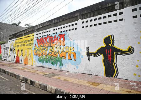 Bangladesh dopo la fuga del primo Ministro dopo che lo sceicco Hasina era fuggito dal paese, gli studenti hanno dipinto graffiti in varie strade di Dhaka, Bangladesh, il 9 agosto 2024. Dhaka Distretto di Dhaka Bangladesh Copyright: XHabiburxRahmanx Foto Stock