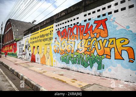 Bangladesh dopo la fuga del primo Ministro dopo che lo sceicco Hasina era fuggito dal paese, gli studenti hanno dipinto graffiti in varie strade di Dhaka, Bangladesh, il 9 agosto 2024. Dhaka Distretto di Dhaka Bangladesh Copyright: XHabiburxRahmanx Foto Stock