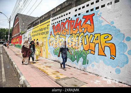 Bangladesh dopo la fuga del primo Ministro dopo che lo sceicco Hasina era fuggito dal paese, gli studenti hanno dipinto graffiti in varie strade di Dhaka, Bangladesh, il 9 agosto 2024. Dhaka Distretto di Dhaka Bangladesh Copyright: XHabiburxRahmanx Foto Stock