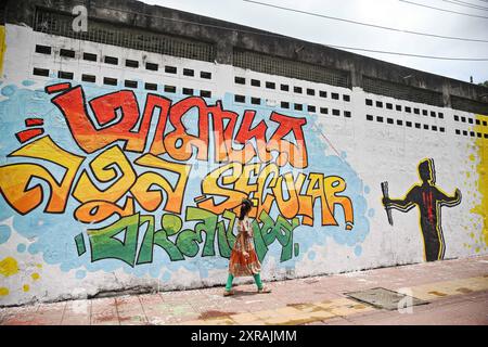 Bangladesh dopo la fuga del primo Ministro dopo che lo sceicco Hasina era fuggito dal paese, gli studenti hanno dipinto graffiti in varie strade di Dhaka, Bangladesh, il 9 agosto 2024. Dhaka Distretto di Dhaka Bangladesh Copyright: XHabiburxRahmanx Foto Stock