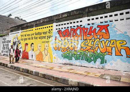 Bangladesh dopo la fuga del primo Ministro dopo che lo sceicco Hasina era fuggito dal paese, gli studenti hanno dipinto graffiti in varie strade di Dhaka, Bangladesh, il 9 agosto 2024. Dhaka Distretto di Dhaka Bangladesh Copyright: XHabiburxRahmanx Foto Stock