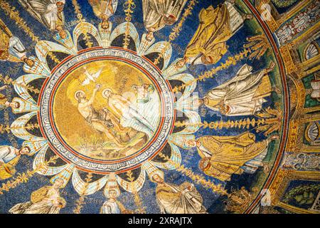 Mosaico religioso che decora il soffitto della basilica cattolica di Ravenna mostrando un gruppo di santi intorno a Gesù battezzato Foto Stock