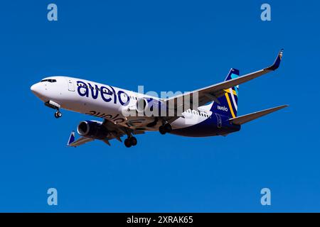 Williams Gateway Airport 5-8-24 Mesa, AZ USA Avelo Airlines Boeing 737-800 N802XT finale per 13R all'aeroporto Williams Gateway Foto Stock