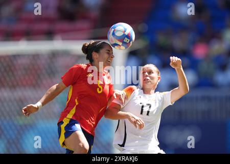 Lione, Francia. 09 agosto 2024. Olimpiadi, Parigi 2024, calcio, donne, partita per il terzo posto, Spagna - Germania, Groupama Stadium, Germania Klara Bühl (r) e Oihane Hernandez lottano per il pallone. Crediti: Marcus Brandt/dpa/Alamy Live News Foto Stock