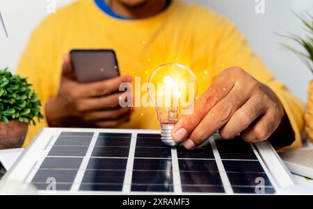 Ingegneri energetici persone che tengono le lampadine mentre pensano. Concetto innovativo, pensiero dell'ingegneria energetica naturale nel design, conoscenza in educati Foto Stock