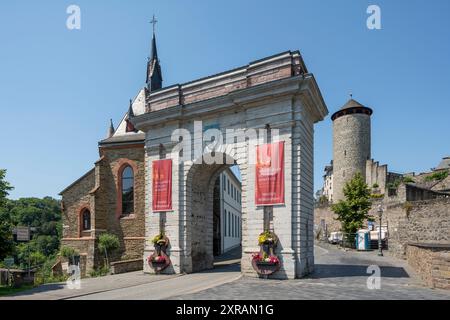 Weilburg, Landtor, 1759-1763 von van Swart erbaut, dahinter ehemalige Stadtbefestigung mit Rundturm, Links die ehemalige Katholische Kirche Foto Stock