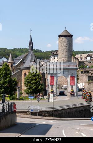 Weilburg, Landtor, 1759-1763 von van Swart erbaut, dahinter ehemalige Stadtbefestigung mit Rundturm, Links die ehemalige Katholische Kirche Foto Stock