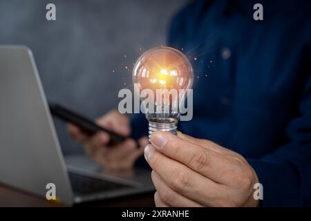 L'uomo d'affari creativo protegge le lampadine, simboleggiando nuove idee. Illustra il brainstorming dell'innovazione e i concetti delle soluzioni. Un uomo ha un peso creativo Foto Stock