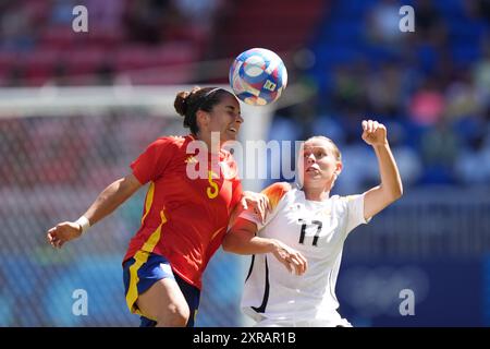 Lione, Francia. 09 agosto 2024. Olimpiadi, Parigi 2024, calcio, donne, partita per il terzo posto, Spagna - Germania, Groupama Stadium, Germania Klara Bühl (r) e Oihane Hernandez lottano per il pallone. Crediti: Marcus Brandt/dpa/Alamy Live News Foto Stock