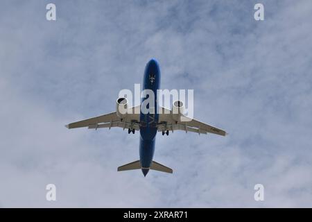 ITA Airways Airbus A220-100 i-ADVC in arrivo per atterrare all'aeroporto di London City nei Docklands Foto Stock