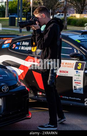 Heyfield, Victoria, Australia. 9 agosto 2024. Il fotografo professionista di rally Aaron Wishart in azione in vista dell'apertura ufficiale del Middle of Everywhere Gippsland Rally 2024. (Credit Image: © James Forrester/ZUMA Press Wire) SOLO PER USO EDITORIALE! Non per USO commerciale! Foto Stock