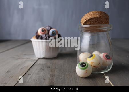 Occhi in un barattolo. Decorazioni commestibili con zucchero per cupcake, torte, prodotti da forno. Festa di Halloween. Foto Stock