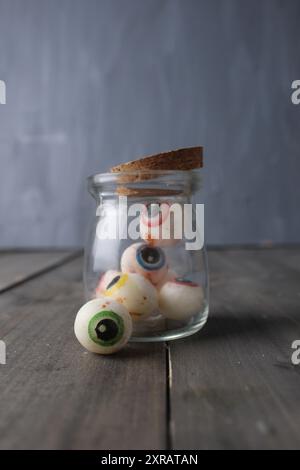 Occhi in un barattolo. Caramelle divertenti e spaventose sotto forma di occhi. Preparatevi per Halloween. Foto Stock