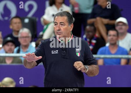 Parigi, Francia. 09 agosto 2024. L'allenatore italiano Ferdinando De Giorgi durante la partita di medaglia di bronzo di pallavolo maschile Italia vs USA alle Olimpiadi estive 2024, venerdì 9 agosto 2024, a Parigi, Francia. (Foto di Spada/LaPresse) credito: LaPresse/Alamy Live News Foto Stock