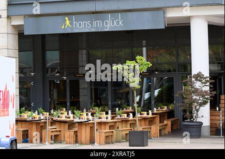 Logo, Schrifttzug an einer Filiale von Hans im Glück, ein deutsches Franchising Unternehmen der Systemgastronomie für Burger *** Logo, scritta su una filiale di Hans im Glück, una società tedesca di franchising nel settore della ristorazione di sistemi per hamburger Foto Stock