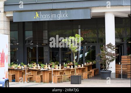 Logo, Schrifttzug an einer Filiale von Hans im Glück, ein deutsches Franchising Unternehmen der Systemgastronomie für Burger *** Logo, scritta su una filiale di Hans im Glück, una società tedesca di franchising nel settore della ristorazione di sistemi per hamburger Foto Stock