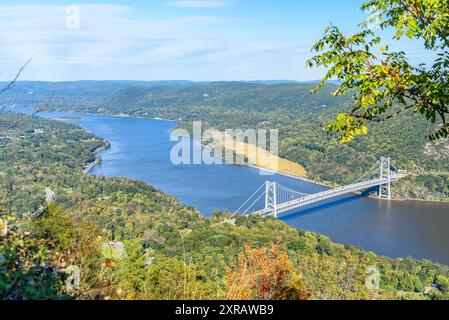 Vista di un ponte stradale sospeso e di una valle fluviale formano la cima di una montagna in una soleggiata giornata autunnale Foto Stock