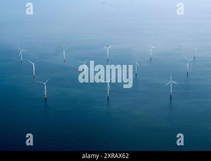 Un drone aereo di turbine eoliche offshore al largo della foce del fiume Tees, Middlesborough, Inghilterra nord-orientale, Regno Unito Foto Stock