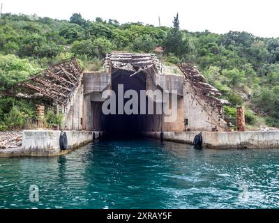 Ingresso all'ex base sottomarina jugoslava Foto Stock