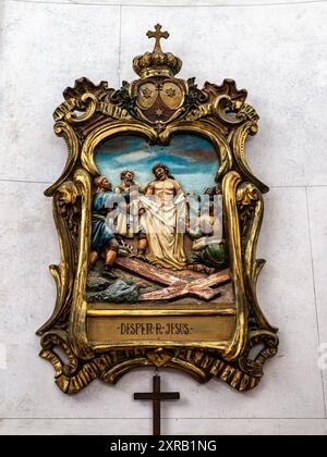 L'intricato interno dorato della chiesa carmelitana Igreja do Carmo nella città vecchia di Faro in Portogallo, in Europa. Igreja da Ordem Terceira de Nossa S Foto Stock