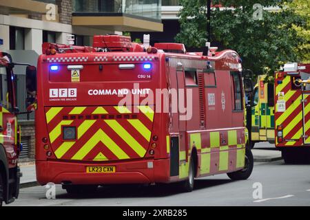 Vari veicoli del London Ambulance Service e dei London Fire Brigade erano presenti al cantiere Riverscape sulla Royal Crest Avenue a Silvertown, London Borough of Newham, E16 il 7 agosto. L'LFB ha inviato un'unità di comando e altri veicoli specializzati. Foto Stock