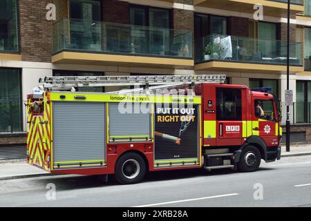 Vari veicoli del London Ambulance Service e dei London Fire Brigade erano presenti al cantiere Riverscape sulla Royal Crest Avenue a Silvertown, London Borough of Newham, E16 il 7 agosto. L'LFB ha inviato un'unità di comando e altri veicoli specializzati. Foto Stock