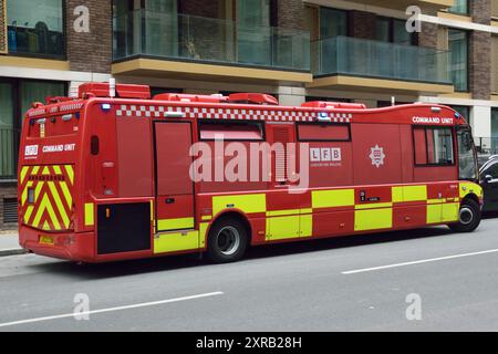 Vari veicoli del London Ambulance Service e dei London Fire Brigade erano presenti al cantiere Riverscape sulla Royal Crest Avenue a Silvertown, London Borough of Newham, E16 il 7 agosto. L'LFB ha inviato un'unità di comando e altri veicoli specializzati. Foto Stock