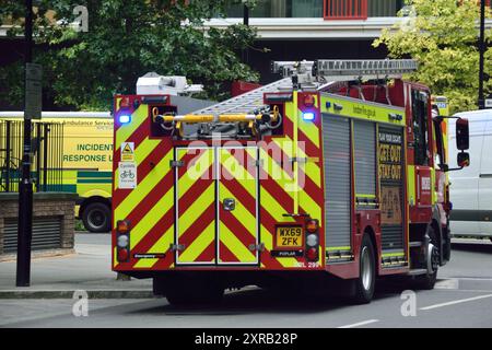 Vari veicoli del London Ambulance Service e dei London Fire Brigade erano presenti al cantiere Riverscape sulla Royal Crest Avenue a Silvertown, London Borough of Newham, E16 il 7 agosto. L'LFB ha inviato un'unità di comando e altri veicoli specializzati. Foto Stock