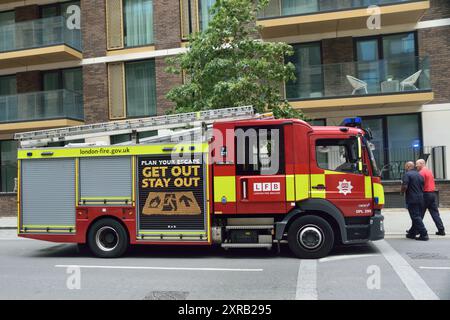 Vari veicoli del London Ambulance Service e dei London Fire Brigade erano presenti al cantiere Riverscape sulla Royal Crest Avenue a Silvertown, London Borough of Newham, E16 il 7 agosto. L'LFB ha inviato un'unità di comando e altri veicoli specializzati. Foto Stock