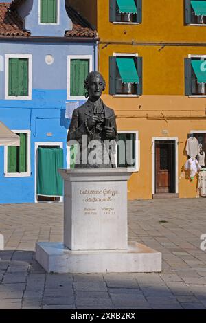 Venezia, Italia - 24 settembre 2009: Busto di bronzo di Baldassare Galuppi famoso compositore veneziano in Piazza della città di Burano, giorno di sole d'autunno. Foto Stock