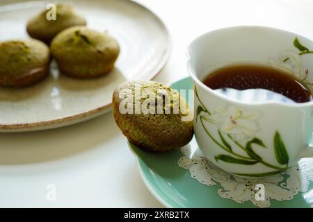 Dessert a base di tè verde Matcha primo piano di cupcake a base di tè verde matcha Foto Stock