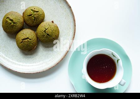 Dessert a base di tè verde Matcha primo piano di tortini a base di tè verde matcha, vista dall'alto Foto Stock