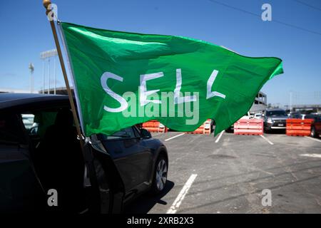 OAKLAND, CALIFORNIA - 04 AGOSTO: Un fan posiziona una SELL Flag fuori dalla propria auto nel parcheggio prima della partenza tra gli Oakland Athletics e i Los Angeles Dodgers all'Oakland Coliseum il 4 agosto 2024 a Oakland, California. (Foto di Michael Yanow/immagine dello sport) Foto Stock