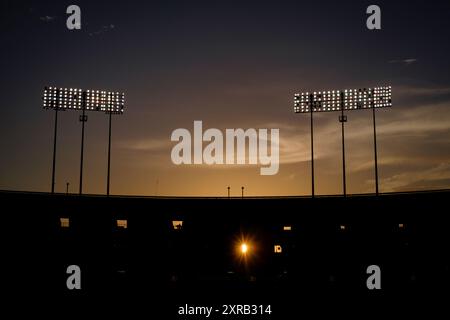 OAKLAND, CALIFORNIA - AGOSTO 05: Una vista generale dell'Oakland Coliseum al tramonto durante la partita tra gli Oakland Athletics e i Chicago White Sox all'Oakland Coliseum il 5 agosto 2024 a Oakland, California. La presenza annunciata fu di 4.971 spettatori, il 14° più basso totale finora nella stagione 2024. (Foto di Michael Yanow/immagine dello sport) Foto Stock