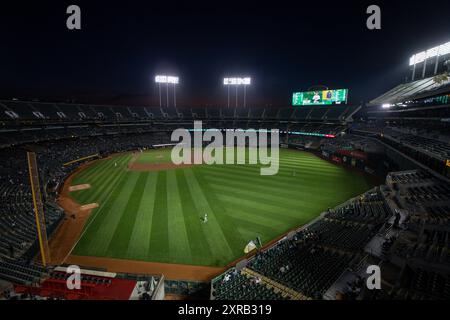 OAKLAND, CALIFORNIA - AGOSTO 05: Una vista generale dell'Oakland Coliseum al tramonto durante la partita tra gli Oakland Athletics e i Chicago White Sox all'Oakland Coliseum il 5 agosto 2024 a Oakland, California. La presenza annunciata fu di 4.971 spettatori, il 14° più basso totale finora nella stagione 2024. (Foto di Michael Yanow/immagine dello sport) Foto Stock