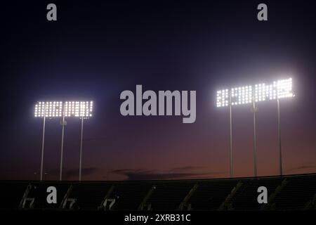 OAKLAND, CALIFORNIA - AGOSTO 05: Una vista generale dell'Oakland Coliseum al tramonto durante la partita tra gli Oakland Athletics e i Chicago White Sox all'Oakland Coliseum il 5 agosto 2024 a Oakland, California. La presenza annunciata fu di 4.971 spettatori, il 14° più basso totale finora nella stagione 2024. (Foto di Michael Yanow/immagine dello sport) Foto Stock